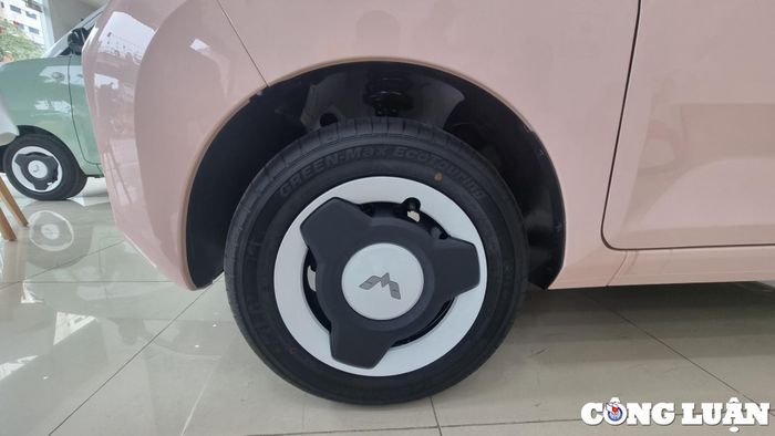 Wuling Mini EV LV2-120 đi kèm mâm 4 chấu kép, kích thước 12 inch, bộ lốp kích thước 145/70R12, gương chiếu chỉnh cơ, không tích hợp đèn xy nhan, cửa khóa bằng chìa khóa vật lý.