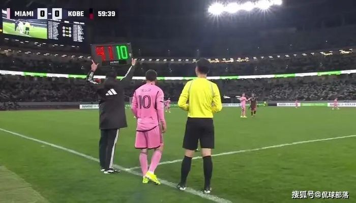 Messi ra sân trong trận cầu gặp Vissel Kobe tại Nhật Bản ngày 7/2. 