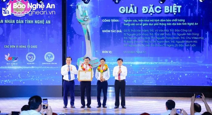  Bí thư Tỉnh ủy Thái Thanh Quý, Chủ tịch UBND tỉnh Nguyễn Đức Trung trao Giải thưởng Sáng tạo Khoa học và Công nghệ cho nhóm tác giả đạt giải Đặc biệt đến từ Sở Giáo dục và Đào tạo. Ảnh: Thành Duy 