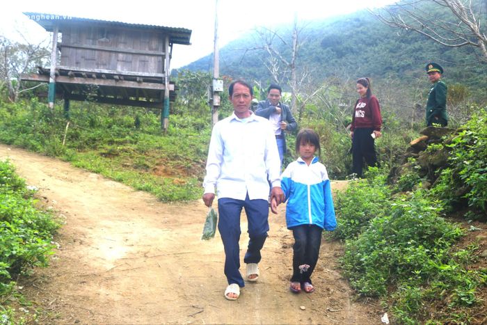  Trưởng bản Thằm Thẩm, xã Nhôn Mai Và Bá Ca luôn chăm lo sự học cho các con. Ảnh: Khánh Ly 