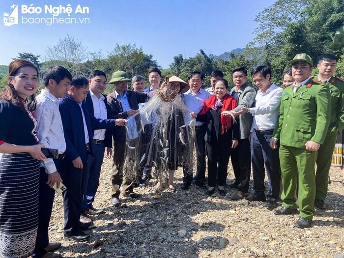  Thả lưới, kiểm tra nguồn lợi sau 1 năm thực hiện đề án giữ cá ở Nặm Cướm. 