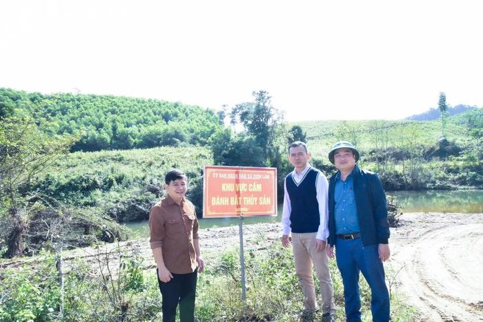  Biển cấm đánh bắt thủy sản được cắm ở các khúc suối theo đề án đã quy định. Ảnh: Hoài Thu 