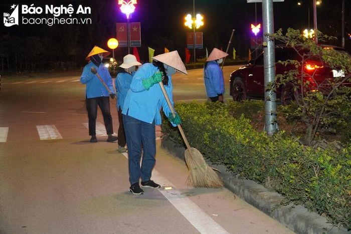  Công nhân môi trường góp phần làm cho phố phường sạch đẹp. Ảnh: Thanh Thủy 