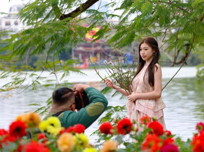 Ngày đầu kỳ nghỉ Tết Nguyên đán Giáp Thìn 2024, thời tiết thuận lợi để có những bức ảnh đẹp đón Xuân. (Ảnh: Thanh Tùng/TTXVN)
