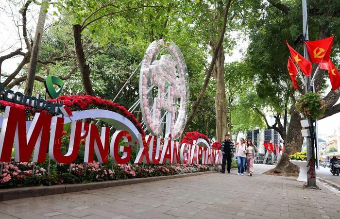 Không gian xung quanh hồ Hoàn Kiếm được trang trí rực rỡ, bắt mắt, đậm sắc Xuân để người dân và du khách tham quan, chụp ảnh. (Ảnh: Thanh Tùng/TTXVN)