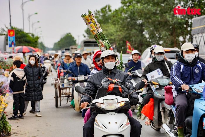 Quốc lộ 23 đoạn qua thôn Hạ Lôi luôn chật kín người trong những ngày giáp Tết.