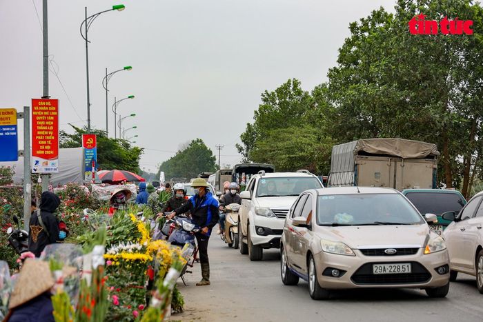 Do đây vừa là nơi trồng và cũng là chợ đầu mối hoa, nên lượng người đổ về mua sắm rất đông.