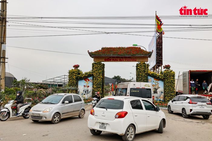 Từ Hà Nội qua Quốc lộ 23, ô tô được điều tiết rẽ trái theo hướng vào đền thờ Hai Bà Trưng để di chuyển ra các địa phương khác.