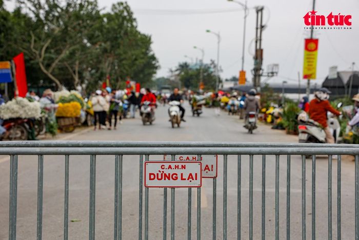 Lực lượng Cảnh sát trật tự địa phương đã phải dựng rào chắn để phân luồng ô tô.