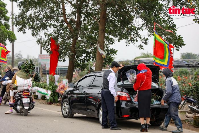 Nhiều hộ gia đình ô tô để mua sắm hoa.