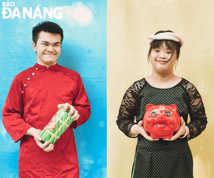 Học viên tại Trung tâm Hướng nghiệp Từ thiện Hội Chữ thập đỏ thành phố Đà Nẵng lần đầu được khoác lên mình những chiếc áo dài chụp hình cho dịp Tết.