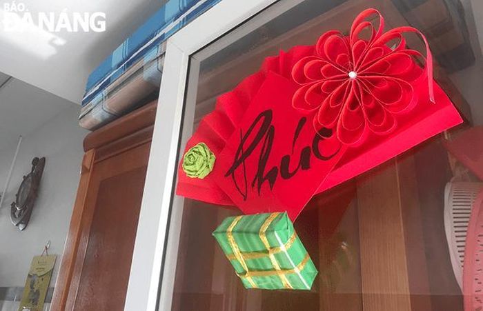 Những chữ Phúc, Thọ được dán trên cửa phòng của các cụ mang đến sắc xuân ngày Tết.