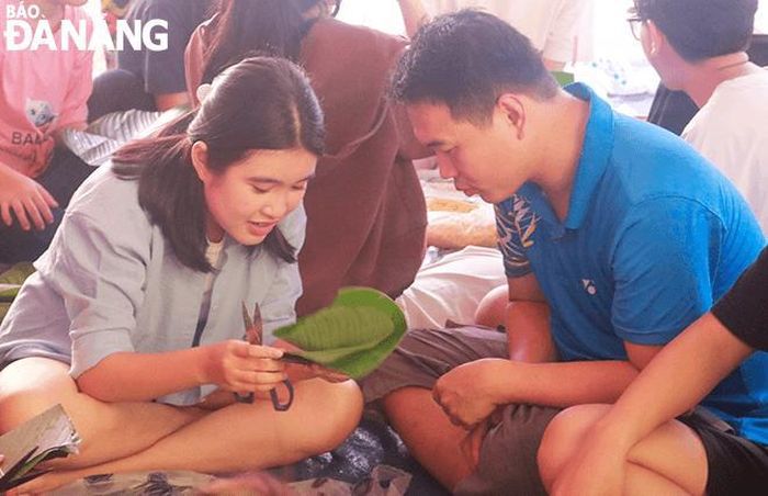 Thành viên CLB Blisskidz (đầu tiên, từ trái qua) hướng dẫn học viên tại Trung tâm gói bánh chưng.