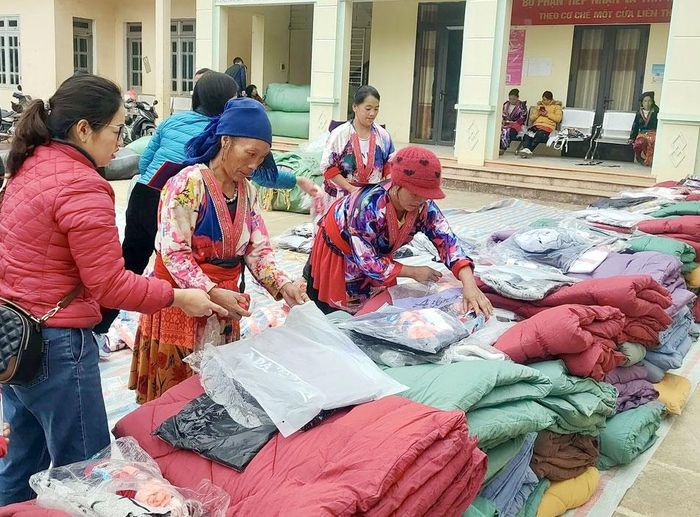 Phụ nữ xã Sín Chải (huyện Tủa Chùa) nhận quà tết từ nhà tài trợ.