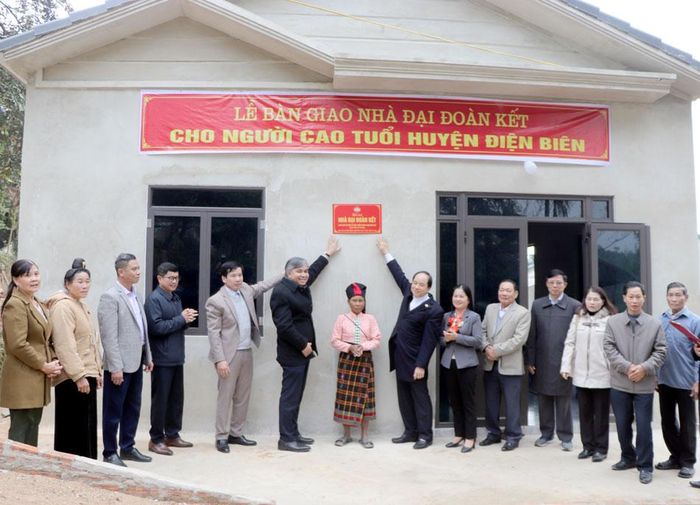Khánh thành nhà đại đoàn kết cho gia đình ông Lò Văn Dinh, bản Hua Pe, xã Thanh Luông (huyện Điện Biên).