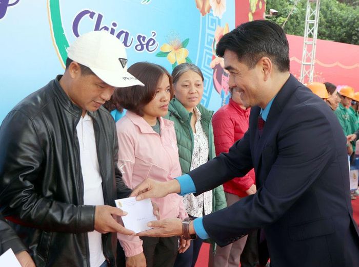 Người lao động khó khăn nhận quà tết tại Chương trình "Tết sum vầy – Xuân chia sẻ" do Liên đoàn Lao động tỉnh tổ chức.