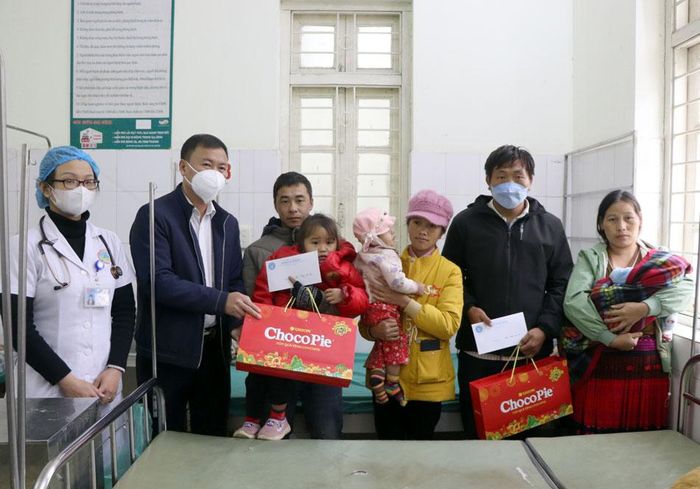 Bảo hiểm xã hội tỉnh trao quà tết cho bệnh nhân khó khăn đang điều trị tại Bệnh viện Đa khoa tỉnh.