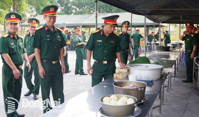 Đại tá Lê Văn Nhật, Lữ đoàn trưởng, Lữ đoàn 26 Quân khu 7 (giữa) kiểm tra, động viên cán bộ chiến sĩ trong hội thi gói bánh chưng Tết