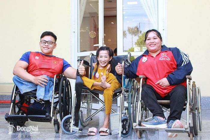 Dù cơ thể bị khiếm khuyết nhưng anh Huỳnh Ngọc Phụng, chị Lâm Thị Hồng Nhung (giữa) và chị Trần Thị Châu đều nỗ lực vượt lên hoàn cảnh, sống lạc quan và trở thành người có ích, đóng góp tích cực cho xã hội