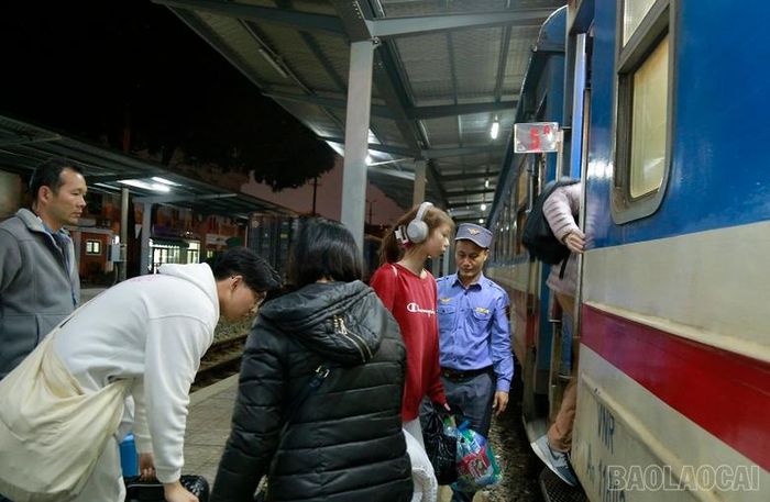  Hành khách lên tàu Lào Cai - Hà Nội tối 28 Tết. 