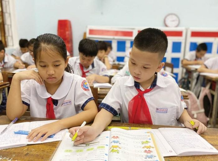  Em Phan Nguyên Đức, học sinh lớp 4/4, Trường tiểu học Trần Quốc Toản trong giờ học toán