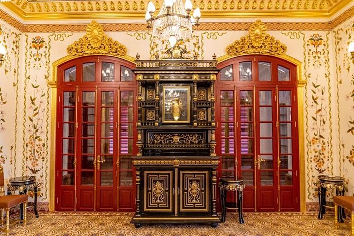  Nhiều hiện vật thời vua Khải Định, Bảo Đại được Trung tâm Bảo tồn di tích cố đô Huế trưng bày tại đây để chờ đón khách tham quan.