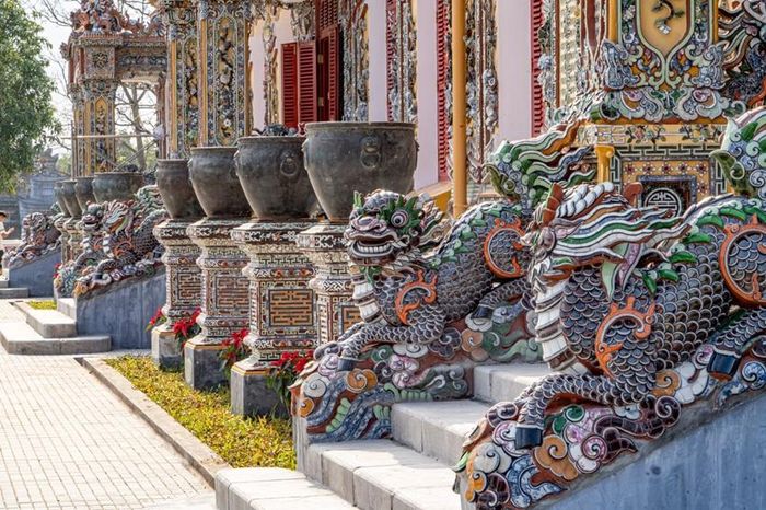 Hệ thống con nghê, con lân ở mặt tiền điện Kiến Trung cũng được khảm sành sứ theo các hình ảnh tư liệu người Pháp còn lưu giữ 