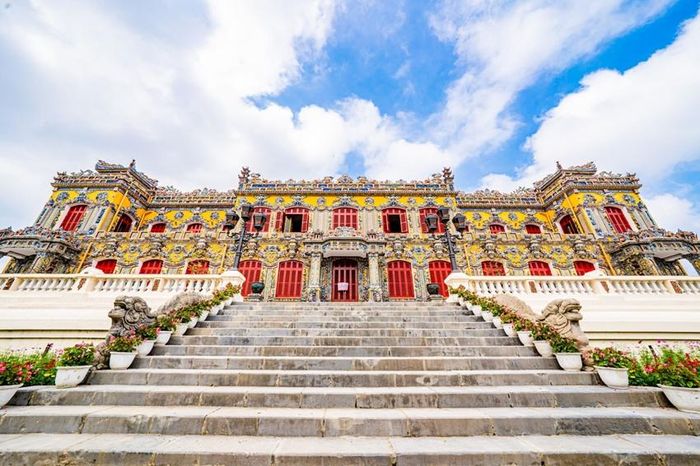  Công trình là hợp thể phong cách giữa Á và Âu, bao gồm kiến trúc Pháp, kiến trúc phục hưng của Italy, thêm kiến trúc cổ truyền Việt Nam