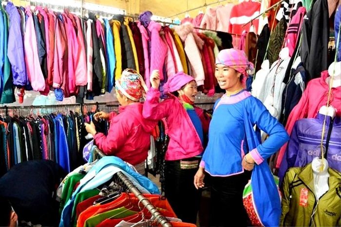 Phụ nữ chọn mua khăn, áo diện Tết. Ảnh: Quốc Hồng