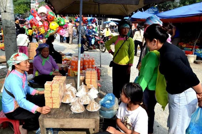 Món bánh bỏng và bánh khảo của người dân tộc Giáy. Ảnh: Quốc Hồng