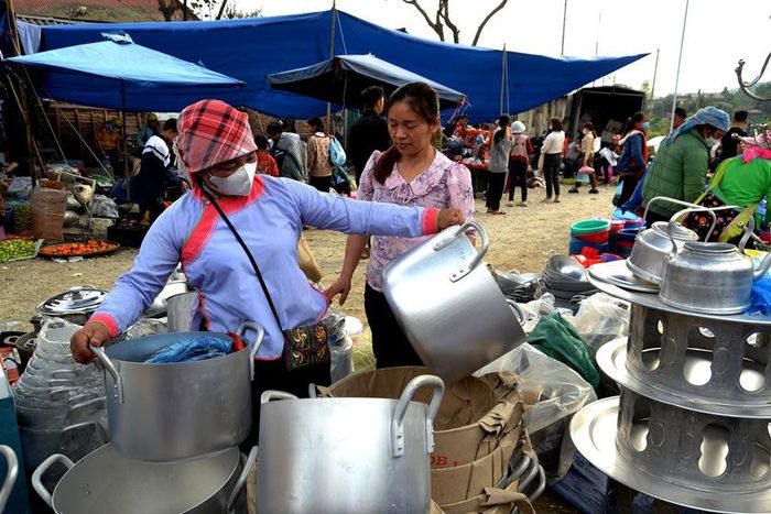 Chọn mua chiếc nồi to dùng trong ngày Tết. Quốc Hồng
