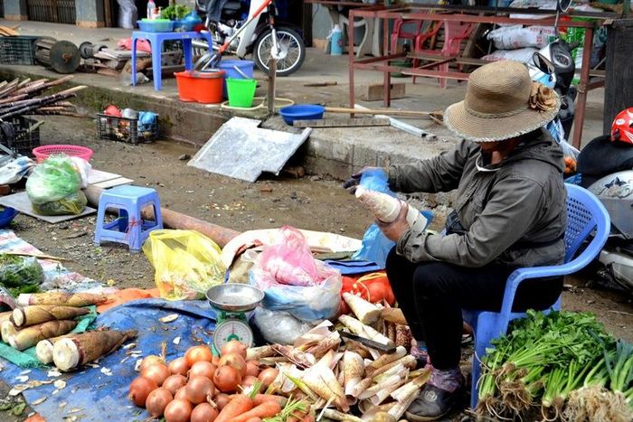 Măng rừng đầu mùa ở chợ phiên cuối năm. Ảnh: Quốc Hồng