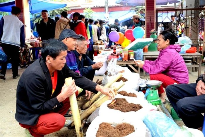 Nam giới chọn mua thuốc lào ưa thích. Ảnh: Quốc Hồng