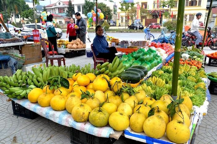 Bưởi vàng bên chuối xanh và phật thủ bày ngũ quả Tết. Ảnh: Quốc Hồng