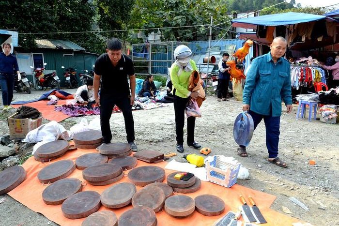 Thớt gỗ bày bán ở chợ phiên. Ảnh: Quốc Hồng