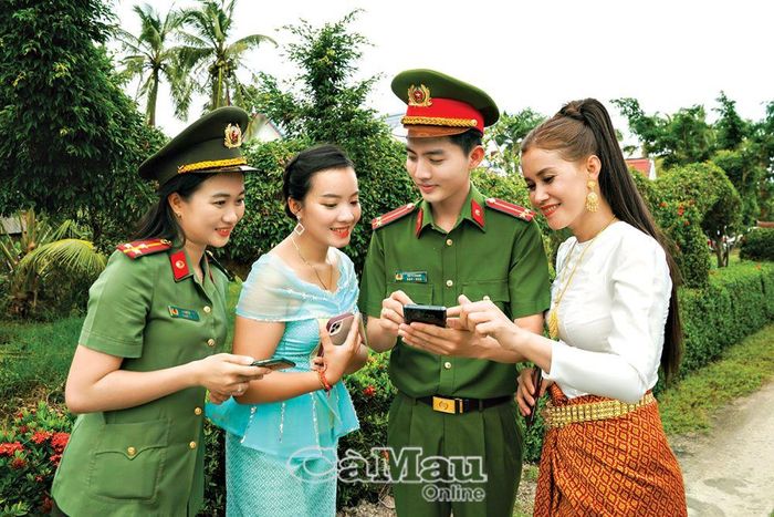 Tuổi trẻ công an hỗ trợ người dân kích hoạt tài khoản định danh điện tử. Ảnh: HUỲNH LÂM