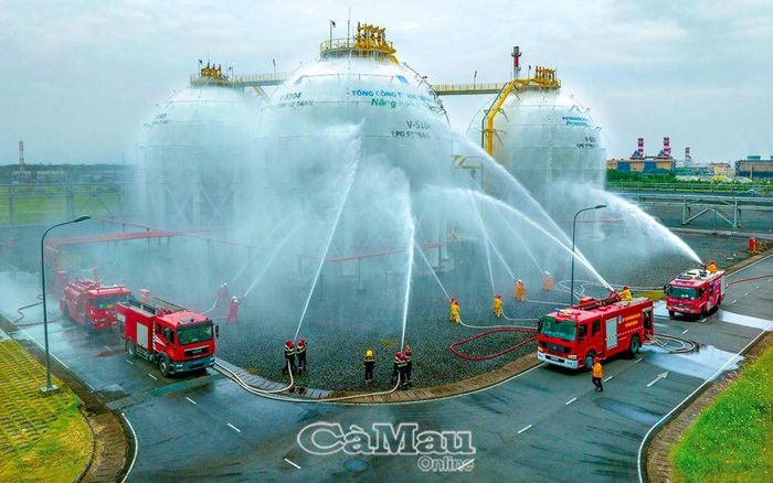 Cảnh sát phòng cháy chữa cháy diễn tập xử lý sự cố. Ảnh: H.L