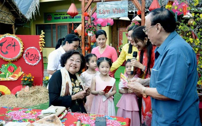 Lì xì đầu năm là nét đẹp của ngày Tết cổ truyền.