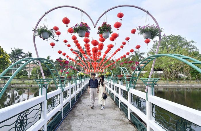 Khuôn viên Khu tưởng niệm Chủ tịch Hồ Chí Minh được trang hoàng rất sớm để nhân dân đến tham quan ngày Tết. Theo đó, mới ngày 29 tháng Chạp đã có rất nhiều người đến đây, trong đó phần đông là các bạn trẻ du xuân trong không khí vui tươi, phấn khởi.