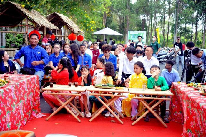 Các em thiếu nhi và đoàn viên, thanh niên háo hức tham gia.