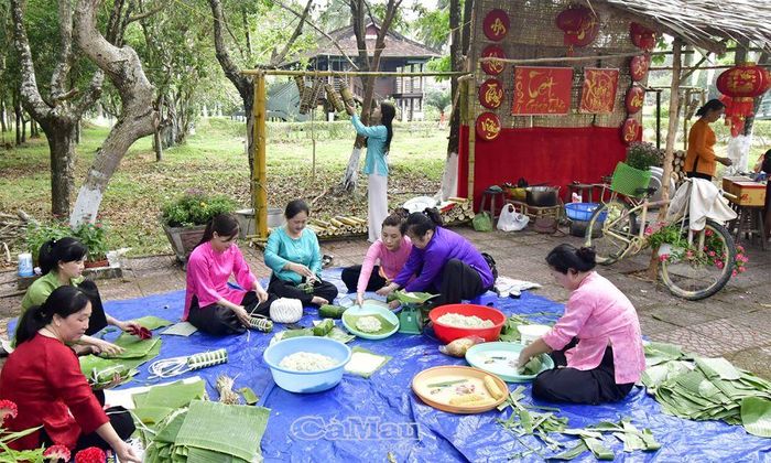 Hoạt động gói bánh Tét diễn ra vào ngày 29 tháng Chạp, là dịp để mọi người quây quần bên nhau chia sẻ những câu chuyện vui, cũng như ước nguyện đầu Xuân.