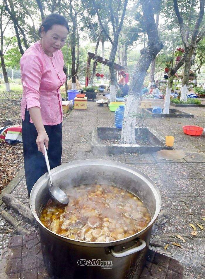 Nấu món thịt kho tàu, món ăn không thể thiếu trong ngày Tết.