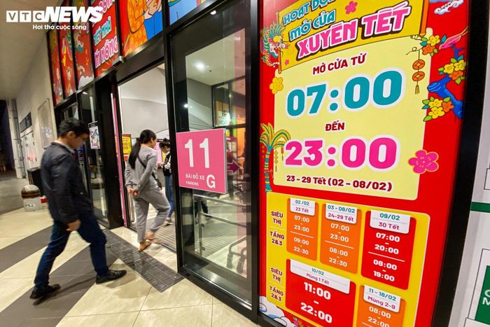 Biển thông báo mở cửa xuyên Tết của trung tâm thương mại Aeon mall Hà Đông, giúp người dân có thể lựa chọn được khung giờ và ngày đến mua sắm, giảm bớt tình trạng lượng người đổ về quá đông.