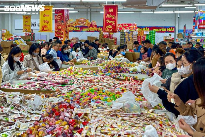 Các quầy bánh kẹo không ngớt khách đến mua vì đây là sản phẩm không thể thiếu trong những ngày Tết ở mọi gia đình.