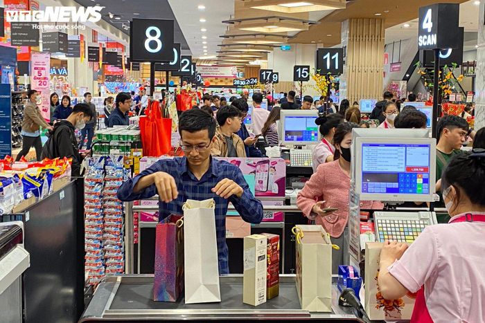 Quầy thanh toán luôn có khách túc trực chờ.