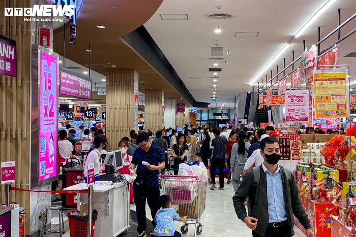 Tại trung tâm thương mại Aeon mall Hà Đông, lượng người đổ về đây cũng rất đông đúc.