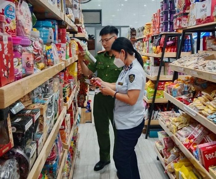 Ngày 8/2, Tổng cục QLTT cho biết, 1.096 Sản phẩm bánh, kẹo, bia các loại nhập lậu vừa được phát hiện tại Tây Ninh.