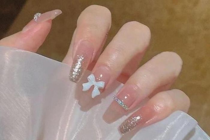 Mẫu nail đính nơ đơn giản nhưng xinh xắn và dễ thương.