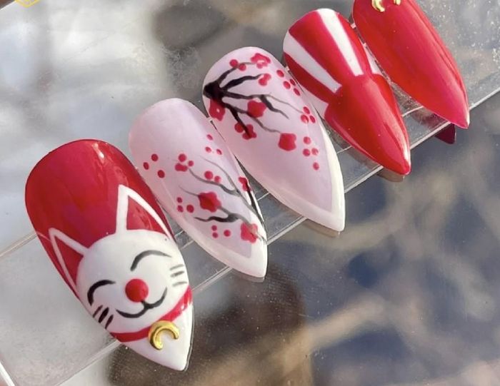 Mẫu nail hình mèo thần tài cũng được nhiều chị em ưa thích.