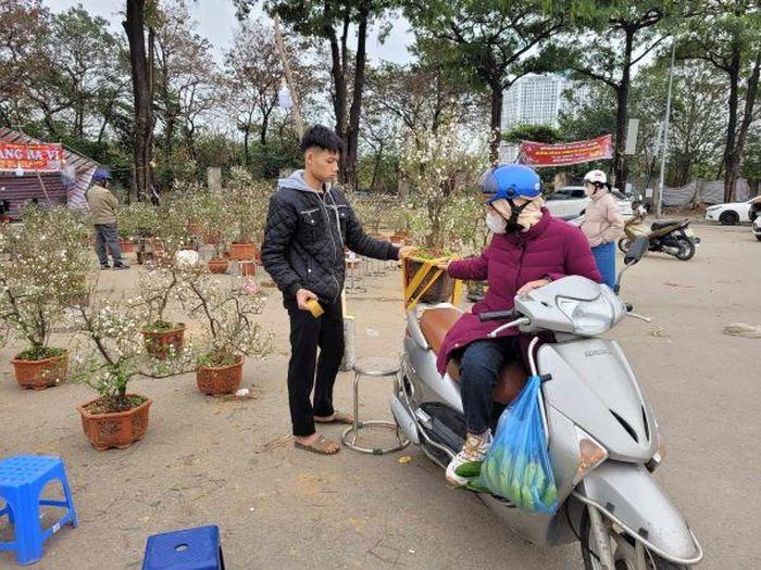 Khách hàng ưng ý vì chọn được cây hoa đẹp, giá lại rẻ